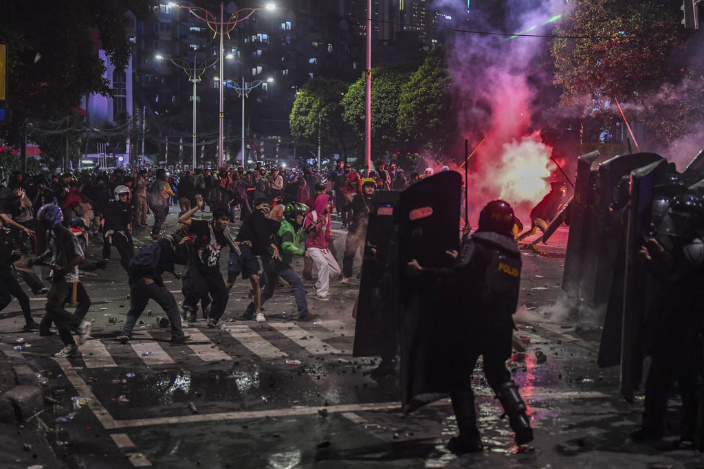 Suasana aksi 28 Agustus 2025 di kawasan Pejompongan, Jakarta, Kamis (28/8/25). ANTARA FOTO/Galih Pradipta/bar Aksi 28 Agustus 2025