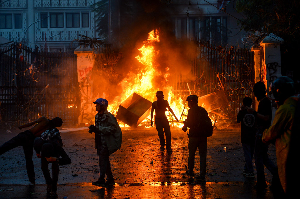 Massa aksi membakar gerbang saat aksi di Depan Gedung DPRD Jawa Barat di Bandung, Jawa Barat, Jumat (29/8/2025). ANTARA FOTO/Raisan Al Farisi/rwa. Aksi 29 Agustus di Bandung berakhir ricuh