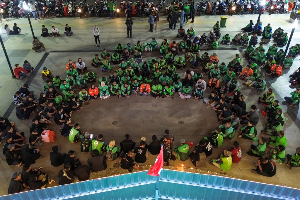 Foto udara pengemudi ojek daring berdoa bersama dalam aksi solidaritas di halaman Polresta Sidoarjo, Jawa Timur, Jumat (29/8/2025). ANTARA FOTO/Umarul Faruq/rwa. Aksi solidaritas untuk Affan Kurniawan di Sidoarjo