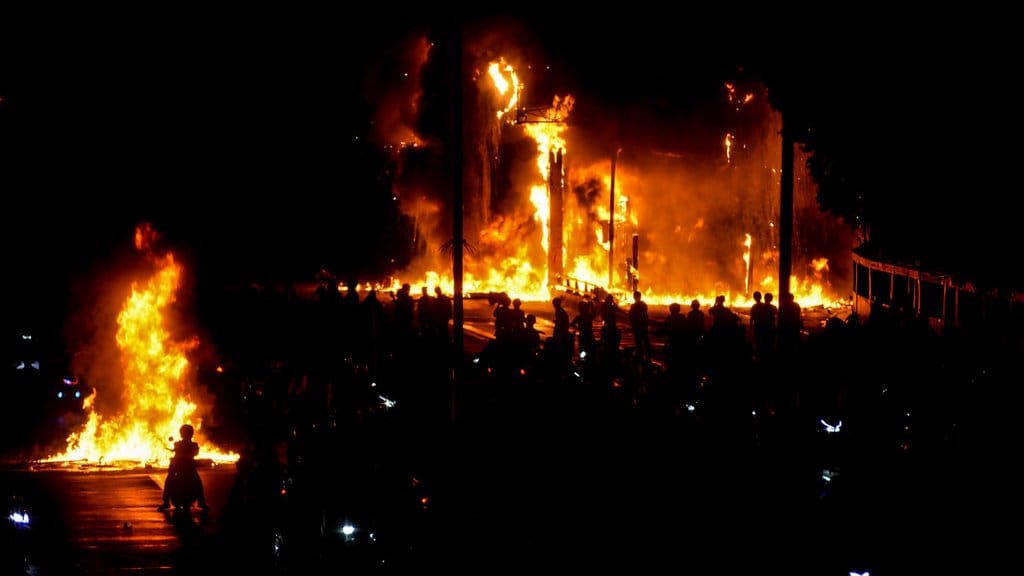 Pengunjuk rasa melihat Gerbang Tol Pejompongan yang dibakar saat aksi di Jakarta, Jumat (29/8/2025). ANTARA FOTO/Putra M. Akbar/rwa. Aksi unjuk rasa di depan DPR