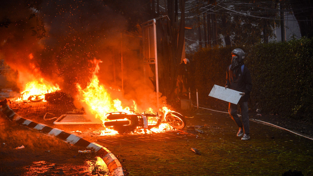 Sejumlah kendaraan bermotor terbakar saat aksi di Bandung, Jawa Barat, Jumat (29/8/2025). ANTARA FOTO/Raisan Al Farisi/rwa. Massa aksi bakar Mess MPR di Bandung