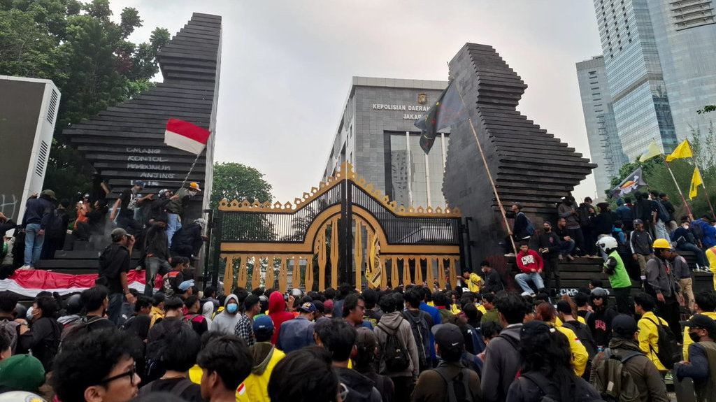 Gabungan massa mahasiswa, siswa dan pengemudi ojek online menggelar aksi bakar ban di depan Mapolda Metro Jaya di Jalan Sudirman, Jakarta Selatan, Jumat (29/8/2025). Tirto.id/M. Irfan Al Amin Massa Aksi di depan Mapolda Metro Jaya