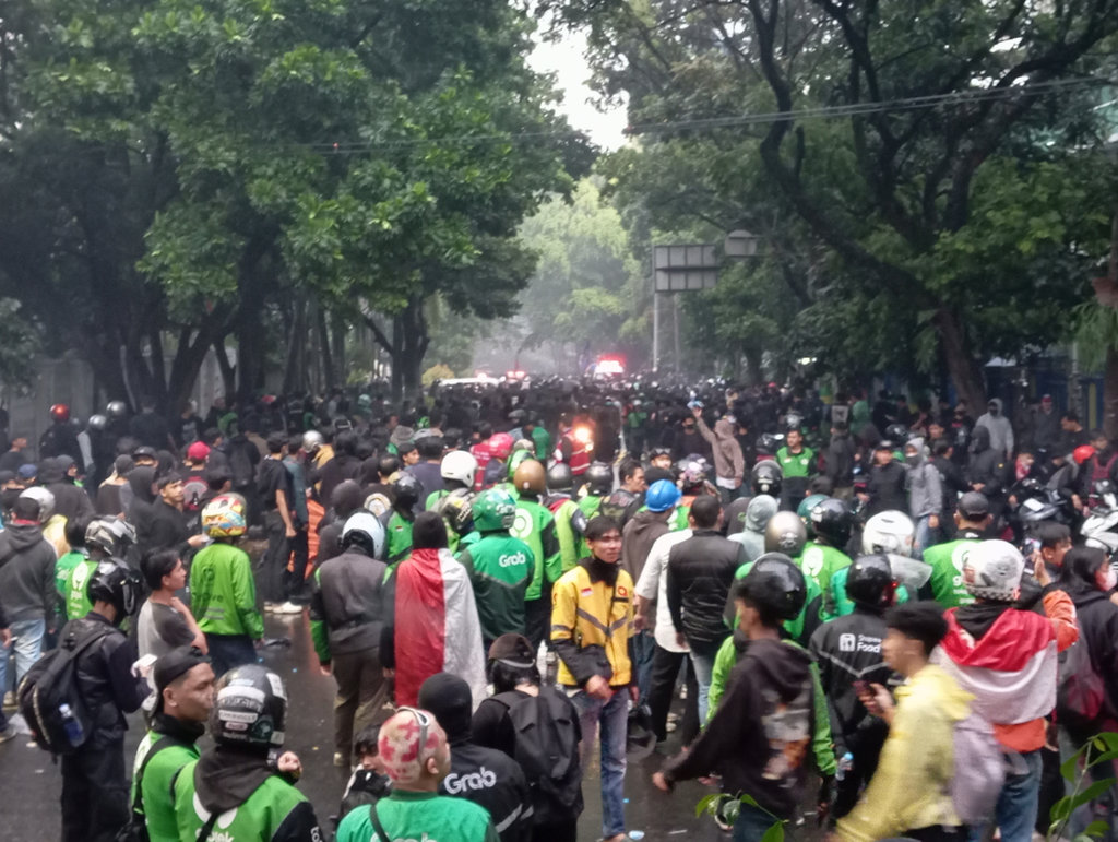 Massa aksi dari pihak pengendara ojol terus berdatangan ke titik aksi di Gedung DPRD Jabar, Kota Bandung, pada Jumat (29/8/2025). Diprediksi massa aksi terus bertambah dan sampai malam hari. tirto.id/Amad NZ. Massa Aksi Driver Ojol di Bandung