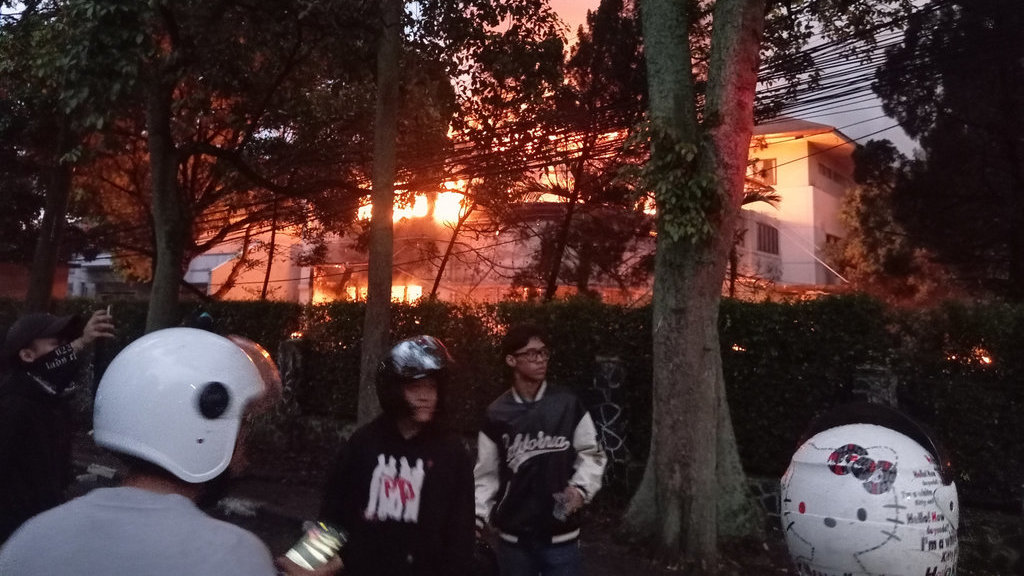 Aset bangunan milik MPR RI dibakar massa aksi unjuk rasa solidaritas di Kota Bandung, imbas kematian seorang pengemudi ojek online. Bangunan yang berada di depan Gedung DPRD Jabar itu luluh lantak dilalap api, pada Jumat (29/8/2025). tirto.id/Amad NZ. Aset Bangunan Milik MPR RI dibakar Massa