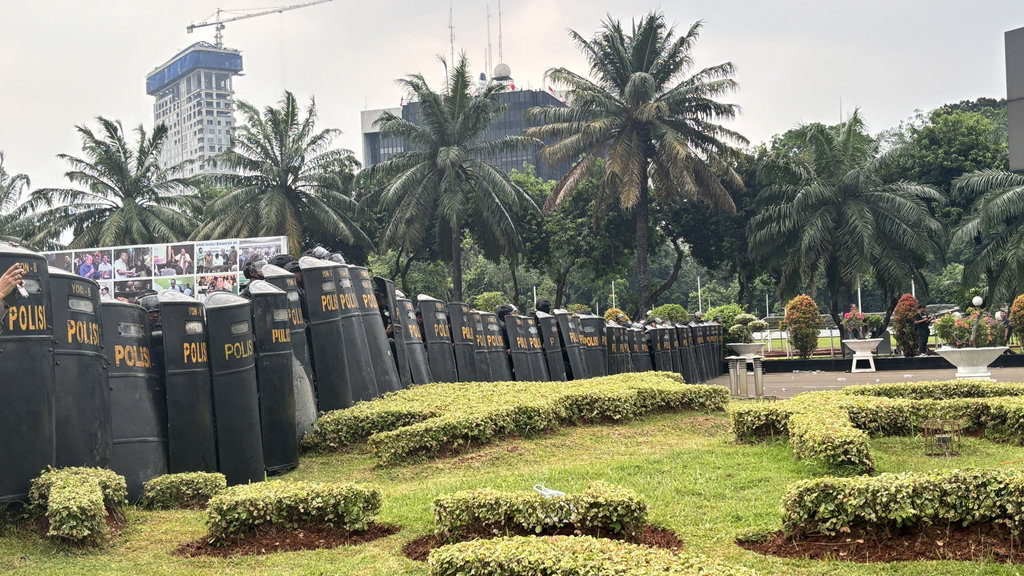 Massa aksi berhasil jebol Gedung DPR RI, Jakarta, Jumat (29/8/2025). tirto.id/Nabila Ramadhanty Putri Darmadi. Massa Aksi Berhasil Jebol Gerbang DPR RI