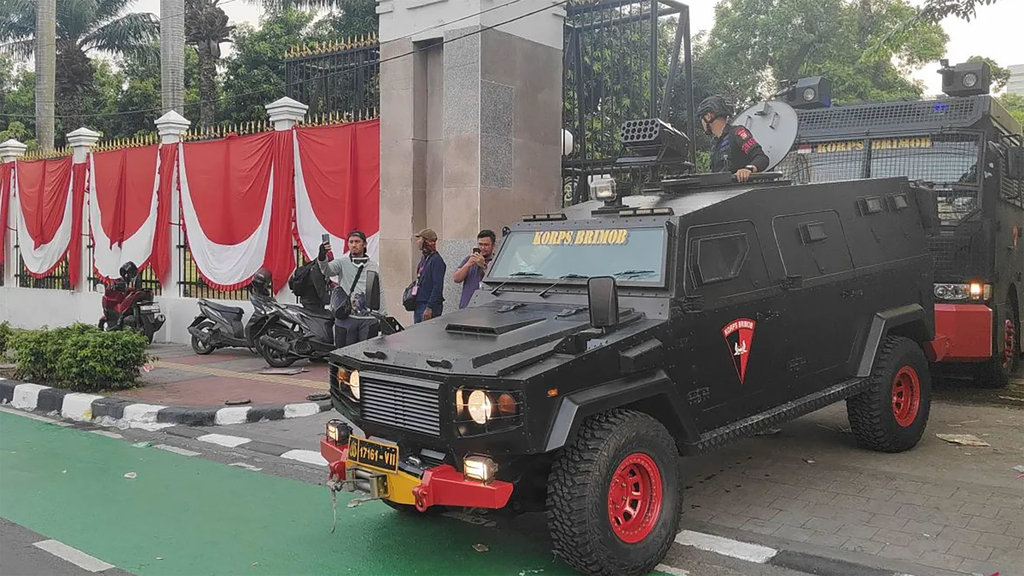 Polisi mengeluarkan kendaraan rantis untuk bubarkan massa di gedung DPR, Jakarta, Kamis (22/8/2024) (ANTARA/Ilham Kausar) Mobil Rantis Brimob