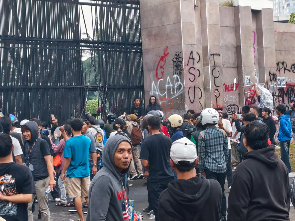 Suasana di depan gerbang utama Gedung DPR RI, Sabtu (30/8/2025). tirto.id/Umay Gerbang Gedung DPR RI