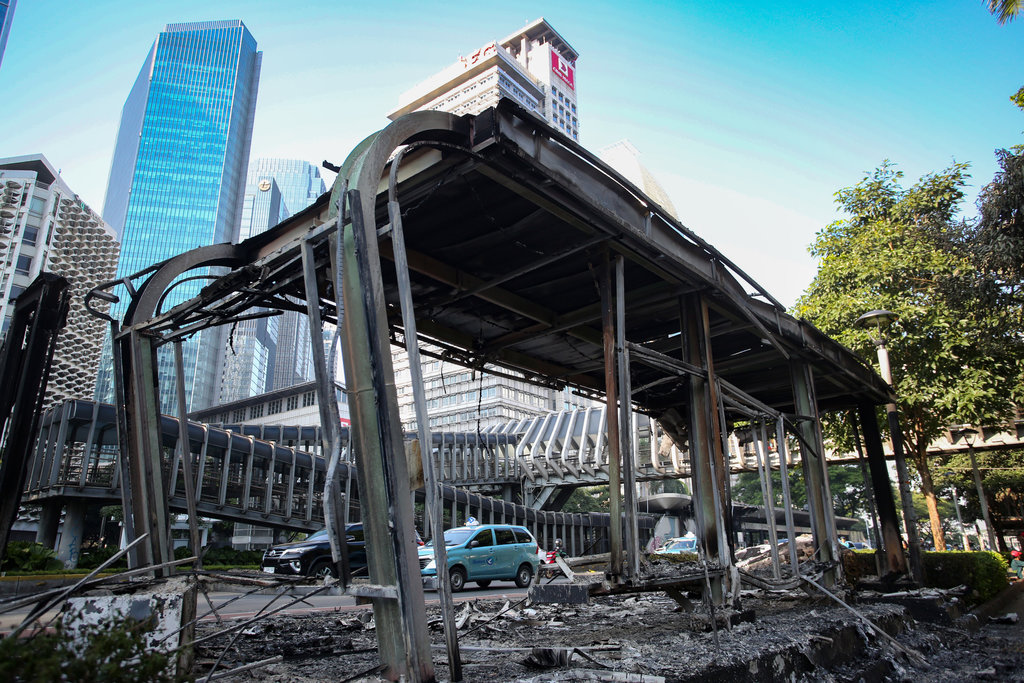 Pengendara melintas di depan Halte Bus Trans Jakarta Senayan yang habis terbakar di Jakarta, Sabtu (30/8/2025). Akibat kerusakan halte di sejumlah tempat, seluruh layanan Trans Jakarta dan Jaklingko di Jakarta tidak beroperasi untuk sementara. ANTARA FOTO/Muhammad Iqbal/YU Dampak kerusakan saat aksi unjuk rasa ricuh