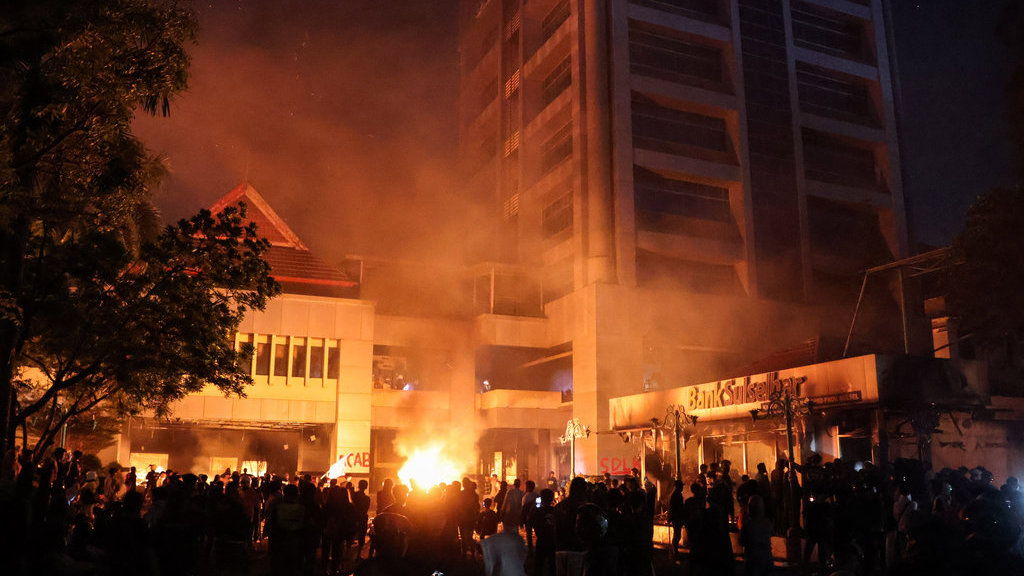 Pengunjuk rasa melihat gedung DPRD Sulawesi Selatan yang dilalap api saat aksi 29 Agustus di Makassar, Sulawesi Selatan, Sabtu (30/8/2025) dini hari. Gedung DPRD Sulsel tersebut dibakar massa pengunjuk rasa yang menolak kenaikan tunjangan DPR serta menuntut pengusutan kasus penabrakan pengemudi ojek daring Affan Kurniawan. ANTARA FOTO/Arnas Padda/YU Gedung DPRD Sulsel dibakar massa aksi 29 Agustus di Makassar