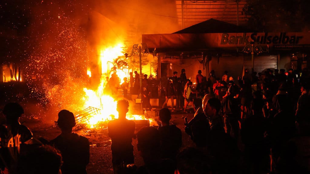 Pengunjuk rasa melihat fasilitas dan gedung DPRD Sulawesi Selatan yang dilalap api saat aksi 29 Agustus di Makassar, Sulawesi Selatan, Sabtu (30/8/2025) dini hari. ANTARA FOTO/Arnas Padda/YU Gedung DPRD Sulsel dibakar massa aksi 29 Agustus di Makassar