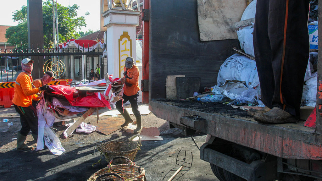 Sejumlah petugas membersihkan bekas benda-benda yang dirusak pascakericuhan di Jalan Gubernur Suryo, Surabaya, Jawa Timur, Sabtu (30/8/2025). ANTARA FOTO/Didik Suhartono/YU Pembersihan puing bekas kericuhan di Surabaya