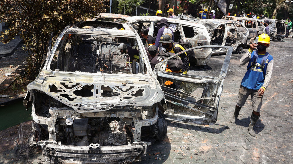 Petugas kebersihan membersihkan bangkai mobil yang hangus terbakar pascakericuhan pada Aksi 29 Agustus di Kantor DPRD Kota Makassar, Sulawesi Selatan, Sabtu (30/8/2025). Pemerintah setempat mulai melakukan pembersihan dan pengumpulan data kerusakan pascakericuhan tersebut yang menyebabkan sebanyak 67 mobil hangus terbakar bersama gedung DPRD Makassar dan tiga orang meninggal dunia serta lima orang lainnya terluka. ANTARA FOTO/Arnas Padda/YU Penanganan pascakericuhan Aksi 29 Agustus di DPRD Makassar