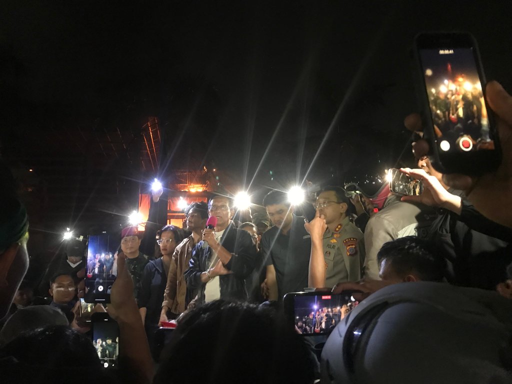 Sri Sultan Hamengku Buwono X menemui massa aksi di depan Mapolda DIY, pada Sabtu, (30/8/2025). tirto.id/ Abdul Haris Sri Sultan Hamengku Buwono X