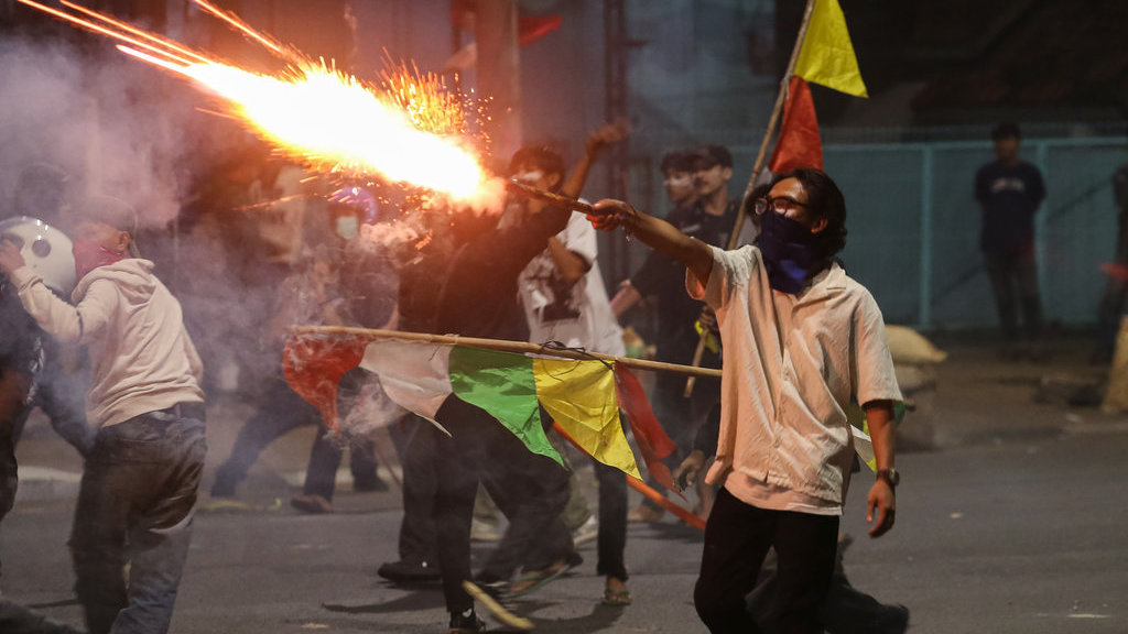 Pengunjuk rasa menembakkan kembang api ke arah polisi di Kota Serang, Banten, Sabtu (30/8/2025). Aksi mengecam tindakan represif polisi kepada masyarakat sipil dan menuntut dibatalkanya kenaikan tunjangan anggota DPR tersebut berakhir ricuh. ANTARA FOTO/Angga Budhiyanto/sgd Aksi unjuk rasa di Kota Serang