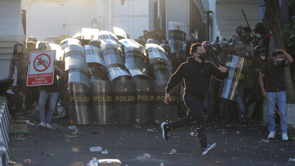 Anggota Polri membentuk barikade saat massa pengunjuk rasa mulai anarkis di Jalan Veteran, Surabaya, Jawa Timur, Sabtu (30/8/2025). Aksi unjuk rasa yang dilakukan mahasiswa berbagai perguruan tinggi yang sebelumnya berlangsung damai itu berakhir ricuh setelah bergabungnya sekelompok orang mulai melakukan pelemparan ke arah polisi. ANTARA FOTO/Didik Suhartono/sgd Aksi unjuk rasa ricuh di Polrestabes Surabaya
