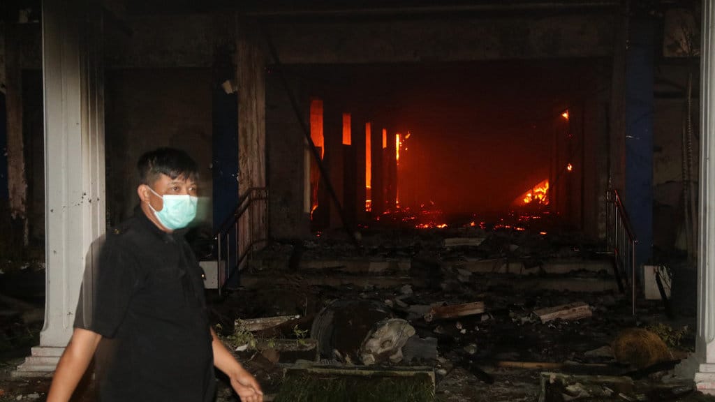 Gedung DPRD Kota Kediri dibakar