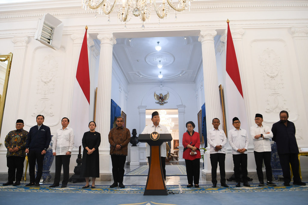 Presiden Prabowo Subianto (tengah) didampingi (kiri ke kanan) Sekjen PKS Muhammad Kholid, Waketum Partai Demokrat Edhie Baskoro Yudhoyono, Ketua DPD Sultan Bachtiar Najamudin, Ketua DPR Puan Maharani, Ketua MPR Ahmad Muzani, Ketua Umum PDIP sekaligus Presiden ke-5 RI Megawati Soekarnoputri, Ketum Partai Golkar Bahlil Lahadalia, Ketum PKB Muhaimin Iskandar, Ketum PAN Zulkifli Hasan dan Ketum Partai NasDem Surya Paloh menyampaikan keterangan pers di Istana Merdeka, Jakarta, Minggu (31/8/2025). Prabowo menegaskan negara menjamin dan menghormati hak setiap warga dalam mengemukakan pendapat serta meminta aparat TNI dan Polri untuk bersikap tegas dalam menindak massa anarkis yang merusak fasilitas umum, tindakan penjarahan, hingga upaya makar. ANTARA FOTO/Galih Pradipta/sgd/bar Keterangan pers Presiden Prabowo