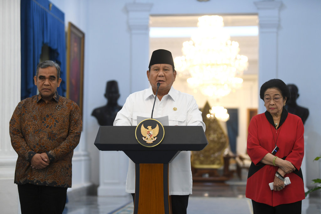 Presiden Prabowo Subianto didampingi Ketua MPR Ahmad Muzani (kiri) dan Ketua Umum PDIP sekaligus Presiden ke-5 RI Megawati Soekarnoputri menyampaikan keterangan pers di Istana Merdeka, Jakarta, Minggu (31/8/2025). Prabowo menegaskan negara menjamin dan menghormati hak setiap warga dalam mengemukakan pendapat serta meminta aparat TNI dan Polri untuk bersikap tegas dalam menindak massa anarkis yang merusak fasilitas umum, tindakan penjarahan, hingga upaya makar. ANTARA FOTO/Galih Pradipta/sgd/bar Keterangan pers Presiden Prabowo