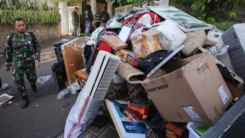 Personel TNI berjaga di rumah Menteri Keuangan Sri Mulyani yang berantakan usai didatangi massa tidak dikenal di Bintaro, Tangerang Selatan, Banten, Minggu (31/8/2025). ANTARA FOTO/Muhammad Iqbal/foc. Kondisi rumah Menkeu Sri Mulyani