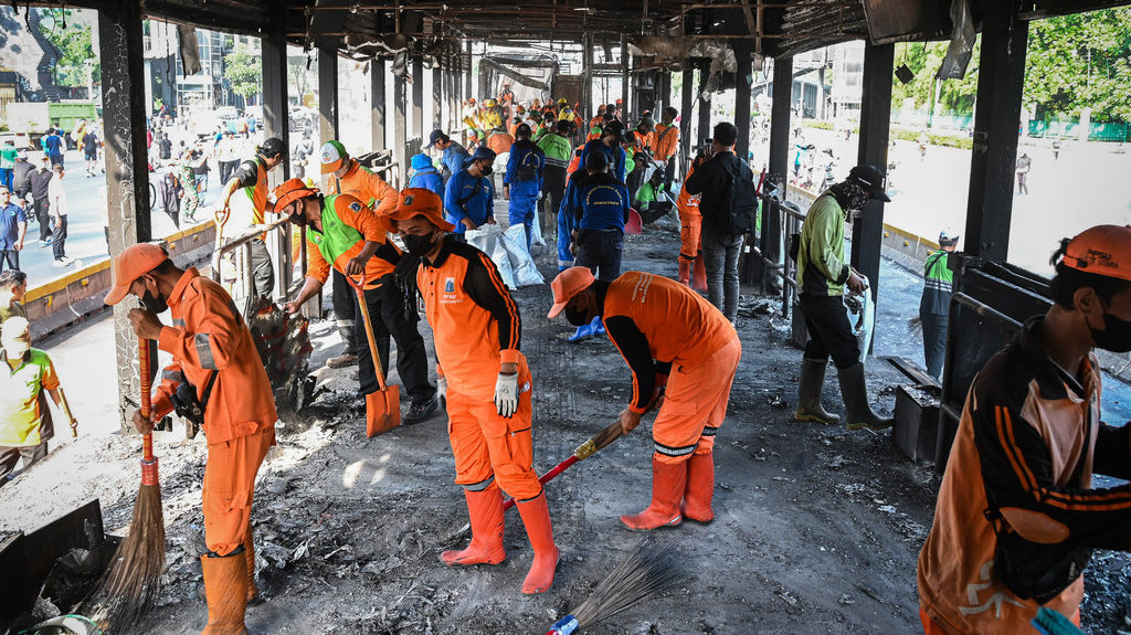 Petugas membersihkan puing-puing sisa terbakarnya Halte Polda Metro Jaya di Jalan Jenderal Sudirman, Jakarta, Minggu (31/8/2025). Sebanyak 402 petugas gabungan dikerahkan untuk melakukan operasi pembersihan di sejumlah fasilitas umum yang rusak disebabkan kericuhan. ANTARA FOTO/Sulthony Hasanuddin/foc. Pembersihan pasca kericuhan di Jakarta