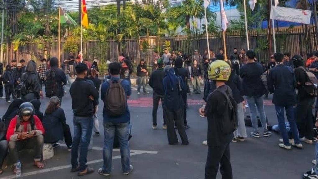 Massa aksi di Sulawesi Selatan terpantau terpusat di kawasan Fly Over Makassar, Senin (1/9/2025). Ribuan peserta aksi dari berbagai elemen mahasiswa yang tergabung dalam aliansi, bersama masyarakat dan organisasi kemasyarakatan, memadati ruas jalan strategis tersebut sejak siang hari. (Sumber: Incull) Massa Aksi di Kawasan Fly Over Makassar