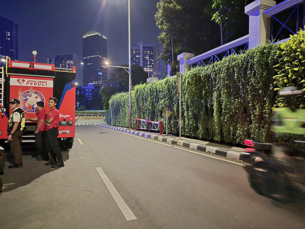 Mobil pemadam kebakaran dan beberapa petugas yang berjaga di gerbang masuk SCBD. Tirto.id/Qonita Azzahra Gerbang Keluar-Masuk SCBD Dijaga Ketat
