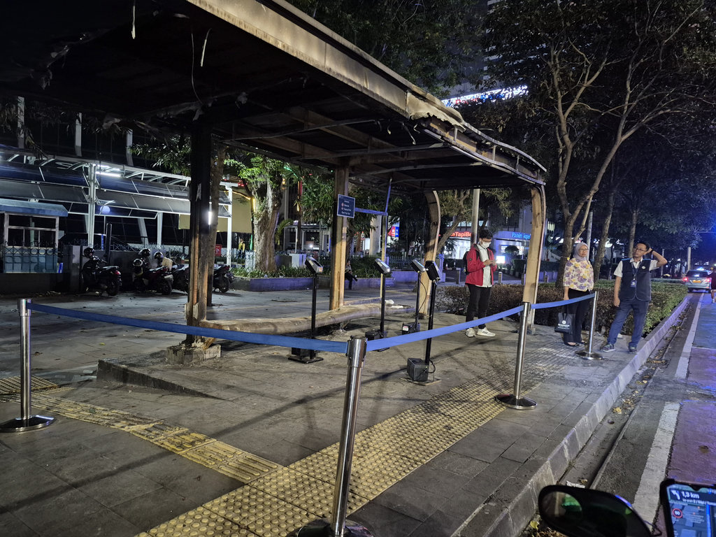 Penampakan Halte Senayan Bank DKI yang masih hangus dan belum bisa beroperasi dengan normal. Tirto.id/Qonita Azzahra Gerbang Keluar-Masuk SCBD Dijaga Ketat