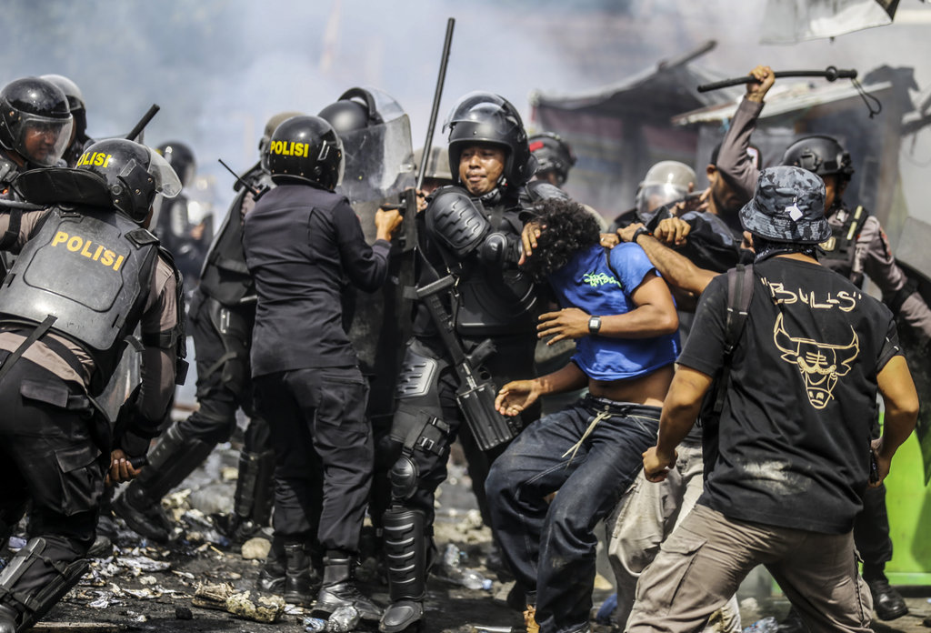 Personel Polres Ternate mengamankan seseorang mahasiswa dalam aksi unjuk rasa di depan kantor DPRD Kota Ternate, di Ternate, Maluku Utara, Senin (1/9/2025). ANTARA FOTO/Andri Saputra/nz Aksi unjuk rasa berujung ricuh di Ternate