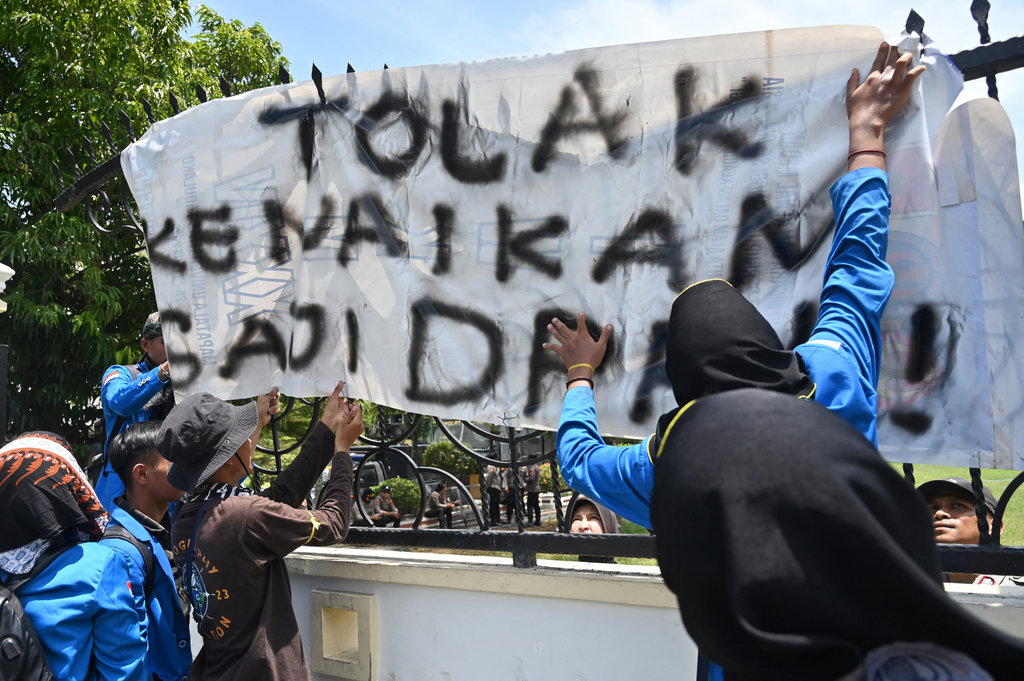 Sejumlah mahasiswa memasang spanduk berisi penolakan kenaikan gaji DPR saat aksi unjuk rasa mahasiswa di depan Kantor DPRD Sulteng di Palu, Sulawesi Tengah, Senin (1/9/2025). ANTARA FOTO/Basri Marzuki/nz Aksi unjuk rasa damai di Palu