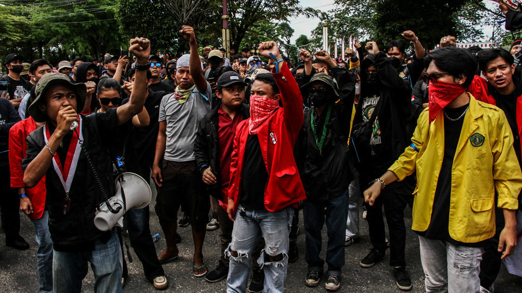 Pengunjuk rasa meneriakkan yel-yel saat aksi di depan kantor DPRD Kalimantan Tengah, Palangka Raya, Senin (1/9/2025). ANTARA FOTO/Auliya Rahman/nym. Aksi unjuk rasa di DPRD Kalimantan Tengah