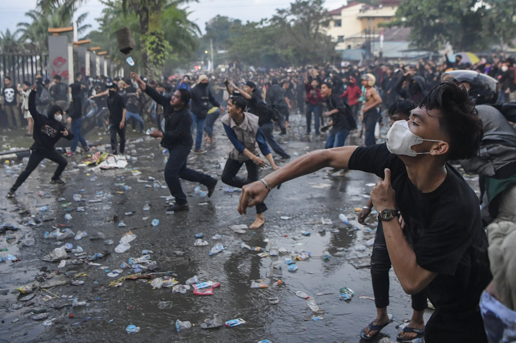 Sejumlah pengunjuk rasa melempar batu ke arah personel kepolisian saat dibubarkan paksa di DPRD Provinsi Kalimantan Timur di Samarinda, Kaltim, Senin (1/9/2025). ANTARA FOTO/M Risyal Hidayat/nym. Aksi unjuk rasa di Samarinda