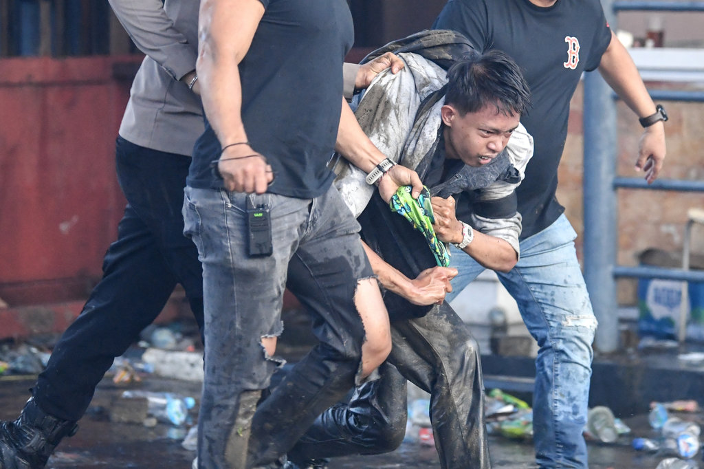 Petugas kepolisian menangkap seorang pengunjuk rasa seusai dibubarkan paksa di halaman DPRD Provinsi Kalimantan Timur di Samarinda, Kaltim, Senin (1/9/2025). ANTARA FOTO/M Risyal Hidayat/nym. Aksi unjuk rasa di Samarinda