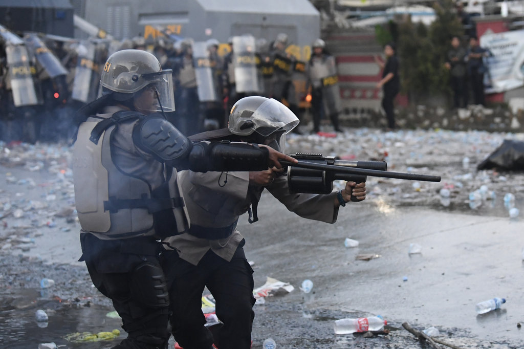 Personel kepolisian menembakkan gas air mata saat membubarkan paksa pengunjuk rasa di DPRD Provinsi Kalimantan Timur di Samarinda, Kaltim, Senin (1/9/2025). ANTARA FOTO/M Risyal Hidayat/nym. Aksi unjuk rasa di Samarinda