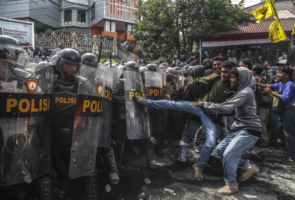 Aksi unjuk rasa mahasiswa di Ternate