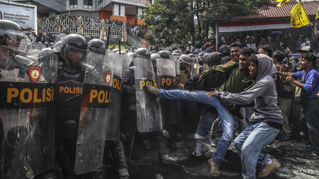 Mahasiswa menendang barikade personel Polres Ternate dalam aksi di depan kantor DPRD Kota Ternate di Ternate, Maluku Utara, Senin (1/9/2025). ANTARA FOTO/Andri Saputra/nym. Aksi unjuk rasa mahasiswa di Ternate