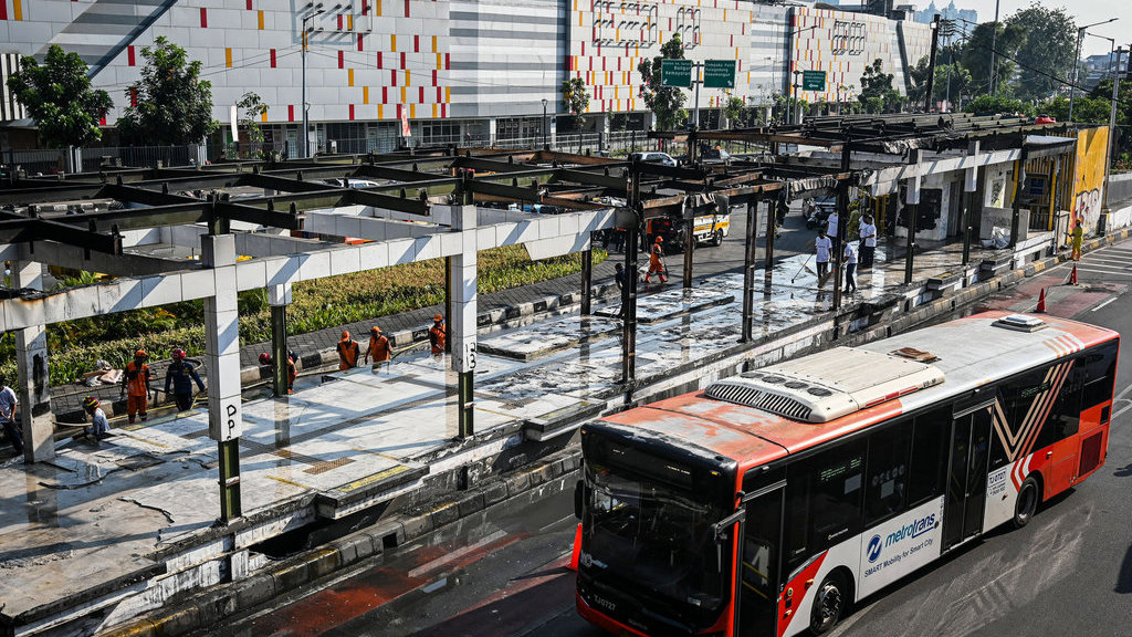 Kerja bakti membersihkan fasilitas umum di Jakarta