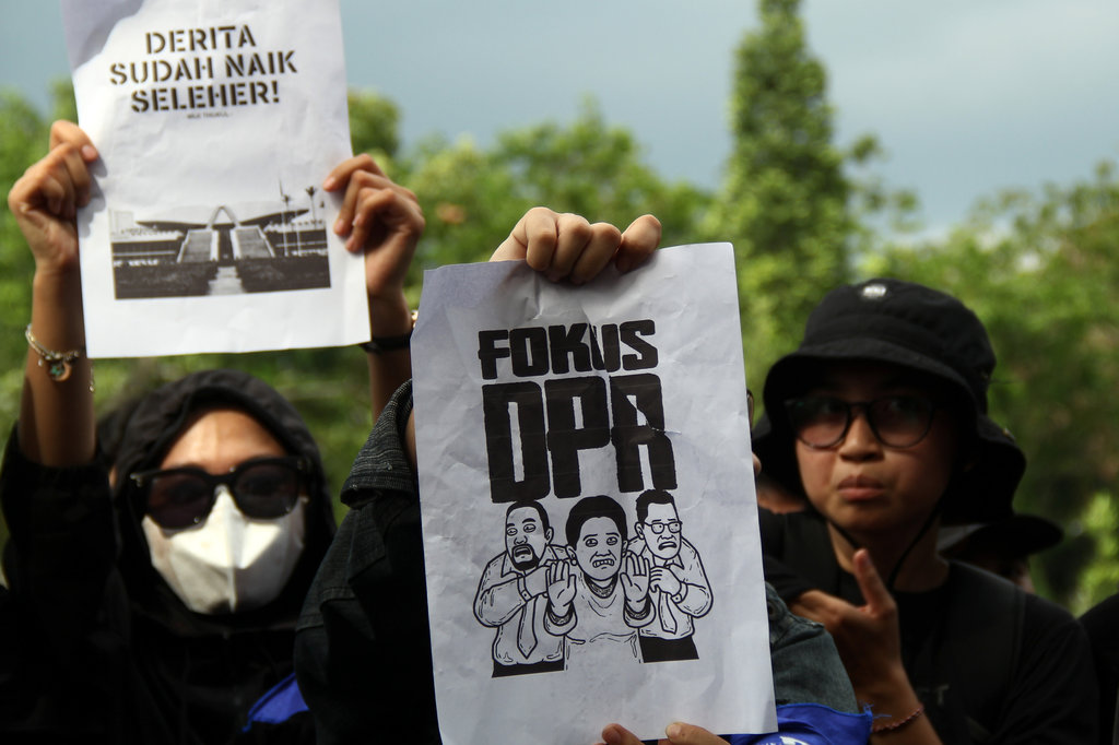 Sejumlah mahasiswa Fisip Universitas Tanjungpura berunjukrasa di DPRD Kalimantan Barat, Senin (1/9/2025). ANTARA FOTO/Jessica Wuysang/nz Mahasiswa Pontianak unjuk rasa di DPRD