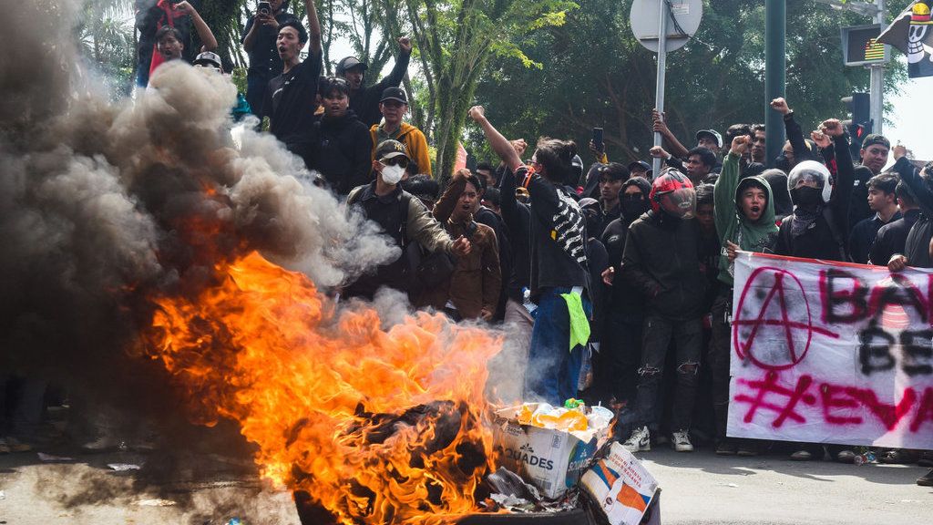 Massa dari Aliansi Balikpapan Bergerak membakar ban bekas saat unjuk rasa di depan Kantor DPRD Kota Balikpapan, Kalimantan Timur, Senin (1/9/2025). ANTARA FOTO/Aditya Nugroho/nz Unjuk rasa di Balikpapan