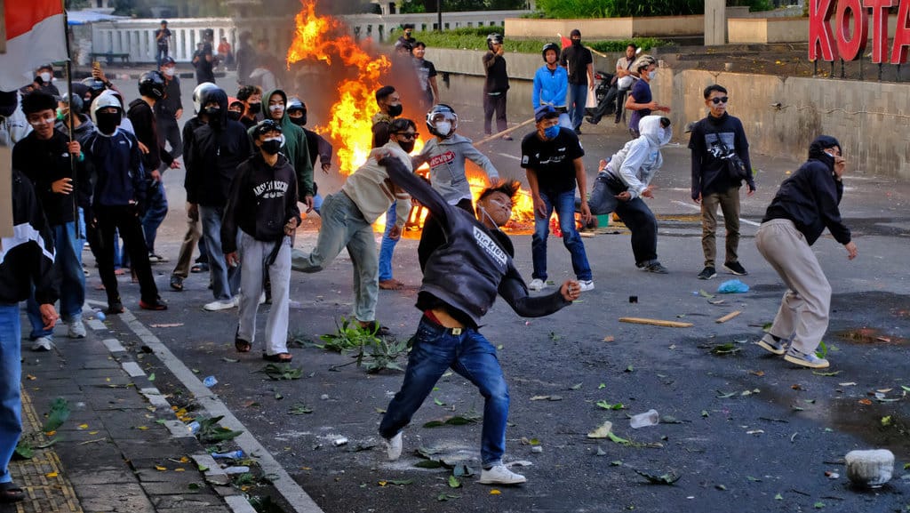 Pengunjuk rasa melempar batu ke aparat saat aksi di kantor DPRD Temanggung, Jawa Tengah, Senin (1/9/2025). ANTARA FOTO/Anis Efizudin/nz Unjuk rasa di Temanggung