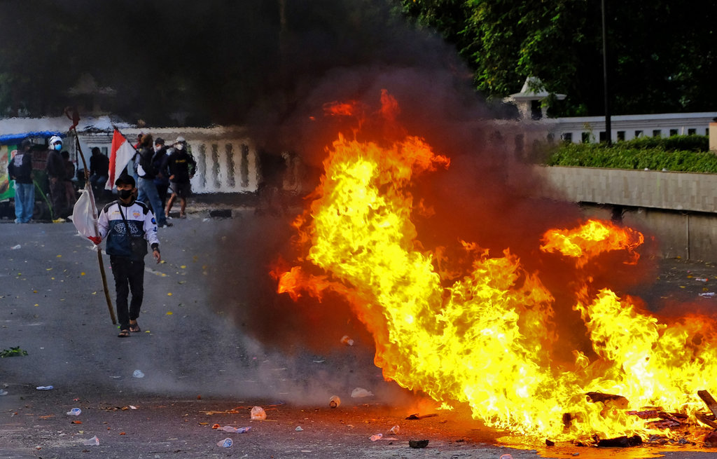 Pengunjuk rasa memprovokasi aparat saat aksi di kantor DPRD Temanggung, Jawa Tengah, Senin (1/9/2025). ANTARA FOTO/Anis Efizudin/nz Unjuk rasa di Temanggung