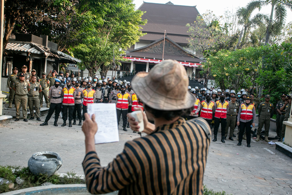 Mahasiswa berorasi di depan anggota Polisi yang berjaga saat aksi unjuk rasa Solo Raya Menggugat di Kantor DPRD Solo, Jawa Tengah, Senin (1/9/2025). ANTARA FOTO/Mohammad Ayudha/nz. Unjuk rasa mahasiswa di Solo