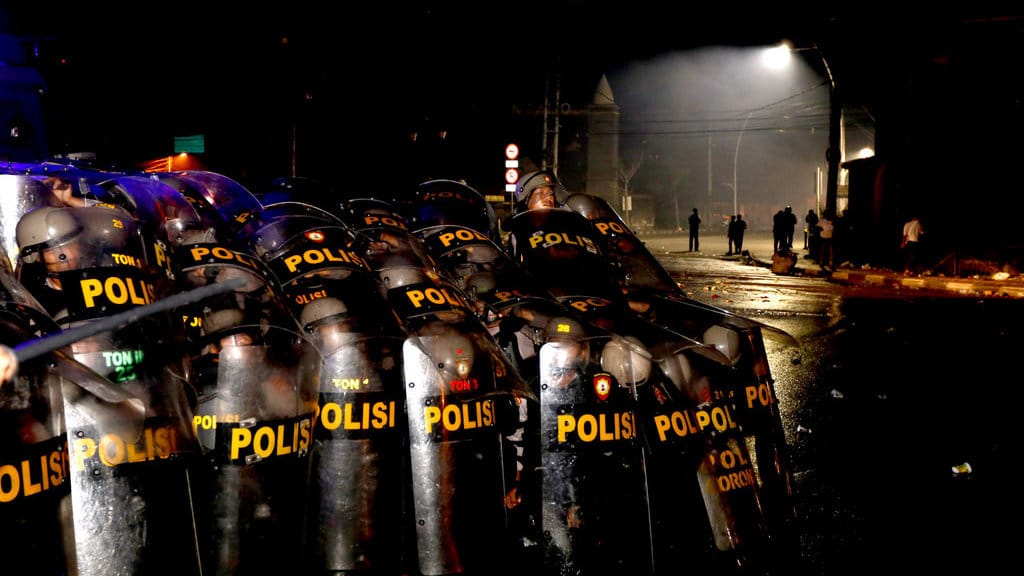 Polisi berusaha membubarkan massa dalam unjuk rasa di Kota Gorontalo, Gorontalo, Senin (1/9/2025). ANTARA FOTO/Adiwinata Solihin/nym. Unjuk rasa ricuh di Gorontalo