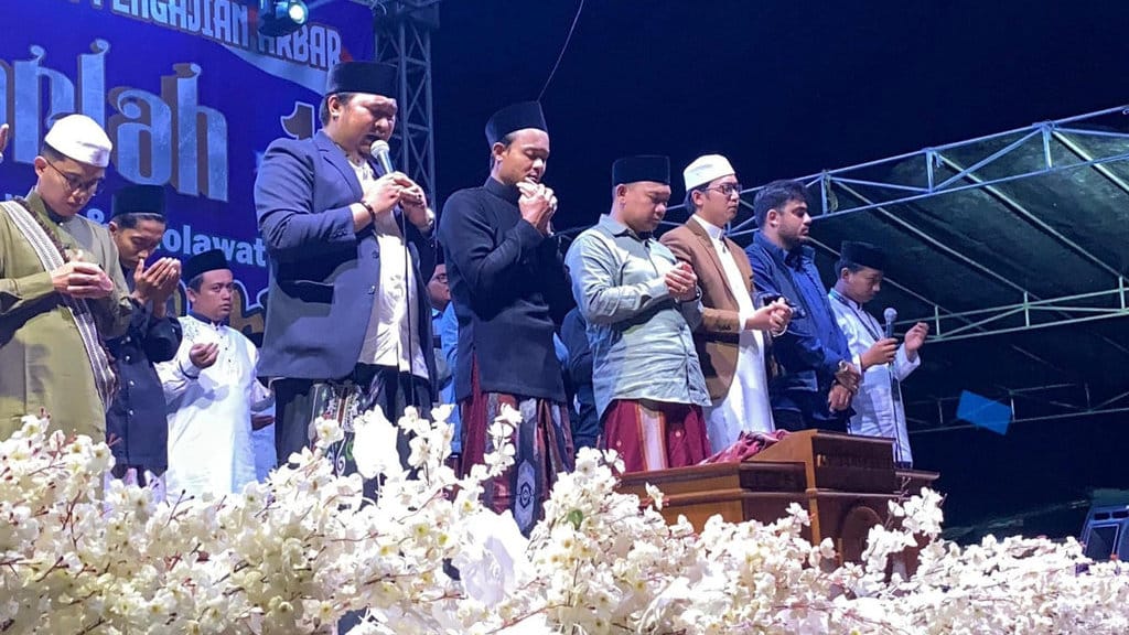 KH. Maula Ibrahim Murad Al-Hafidz Al-Makky saat di acara Harlah Majelis Akhyarul Bahir . FOTO/Istimewa Doa bersama Menjelang aksi di lampung
