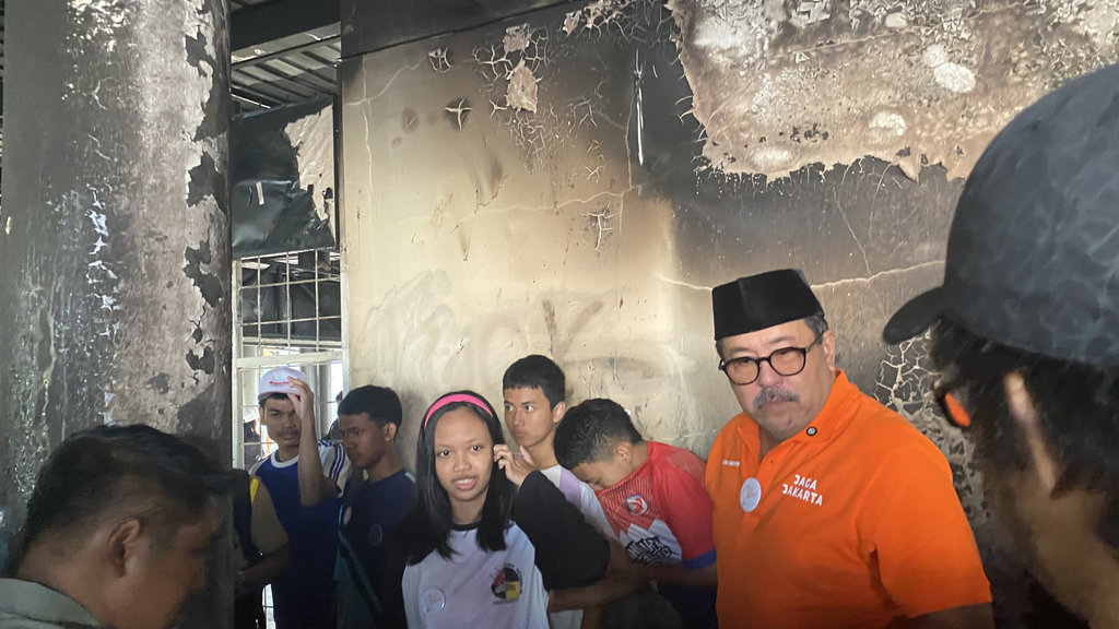Rano Karno meninjau Halte TransJakarta Senen Sentral 