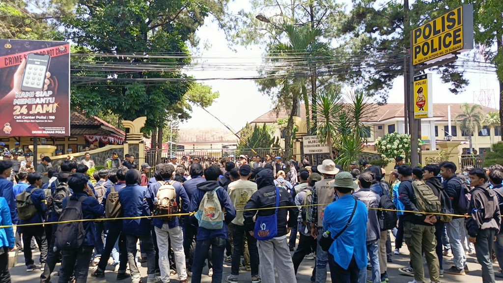 Aksi unjukrasa mahasiswa di Depan Mako Polres Subang Kecam tindakan represif aparat kepolisian Terhadap Para Demonstran di berbagai daerah. FOTO/Subang Info unjuk rasa mahasiswa di Polres Subang