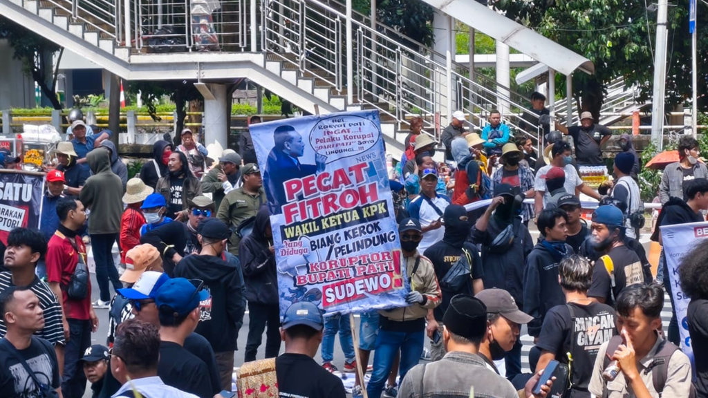 warga Pati demo di depan gedung KPK