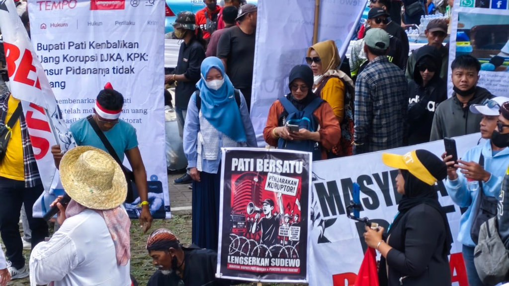 warga Pati demo di depan gedung KPK
