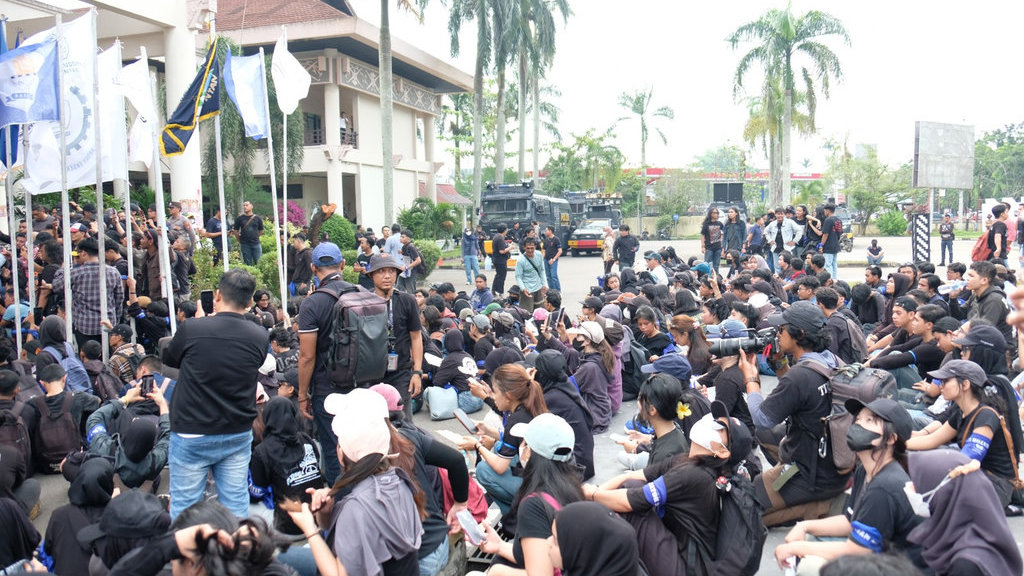 Aksi demo yang dilakukan aliansi mahasiswa masyarakat Kalimantan Barat (Kalbar) untuk menyampaikan tuntutan di Kantor Dewan Perwakilan Rakyat Daerah (DPRD) Kalbar. (IG CITY: moodkalbar) Aksi Demo di Kalbar