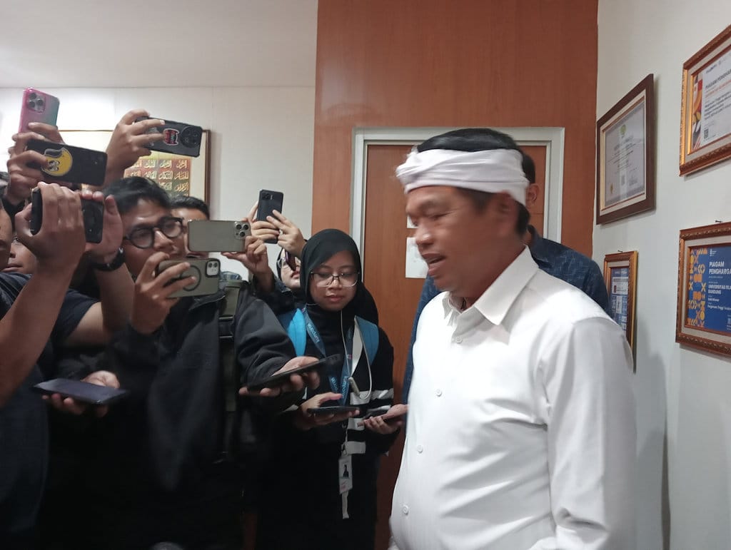 Dedi Mulyadi di gedung rektorat Unisba