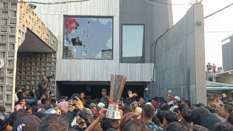 Ratusan orang melempari dan menggeruduk rumah anggota DPR RI Ahmad Sahroni di Tanjung Priok, Jakarta Utara pada Sabtu (30/9/2025). ANTARA/HO-Dokumentasi Pribadi Penjarahan Rumah Ahmad Sahroni